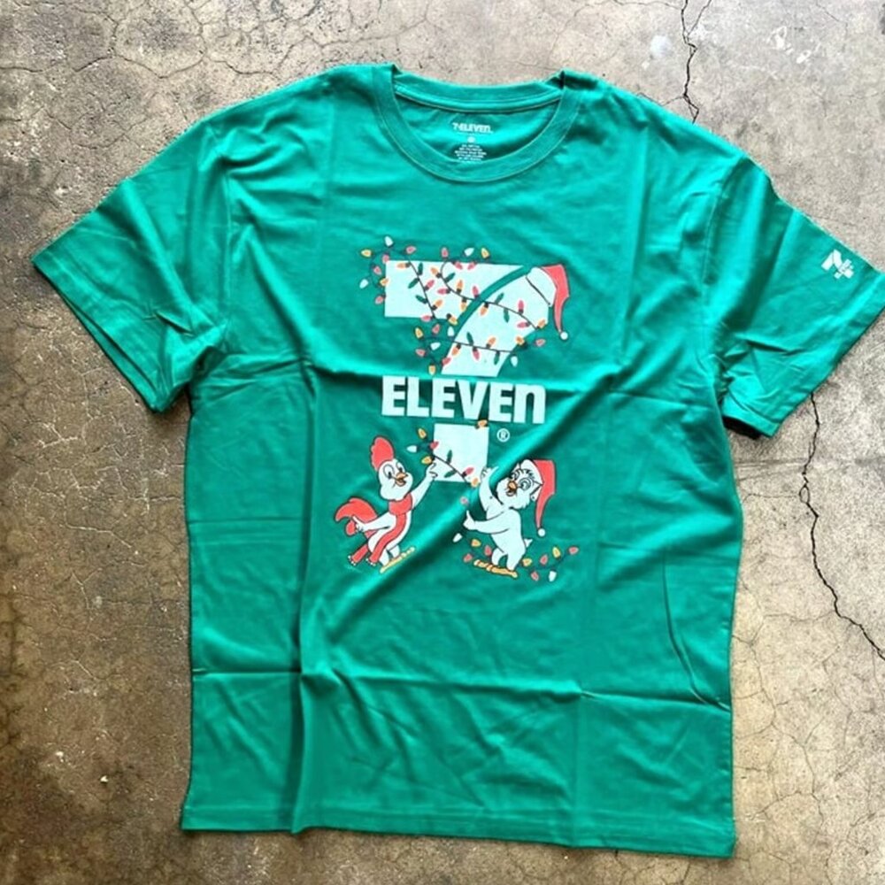 [2X-LARGE] 7-Eleven Speedway Christmas 2023 Graphic T-Shirt [GREEN] NEW IN BAG